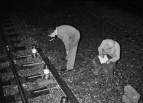 841128 Afbeelding van de meting van het ballastbed van de spoorlijn nabij Dordrecht.
